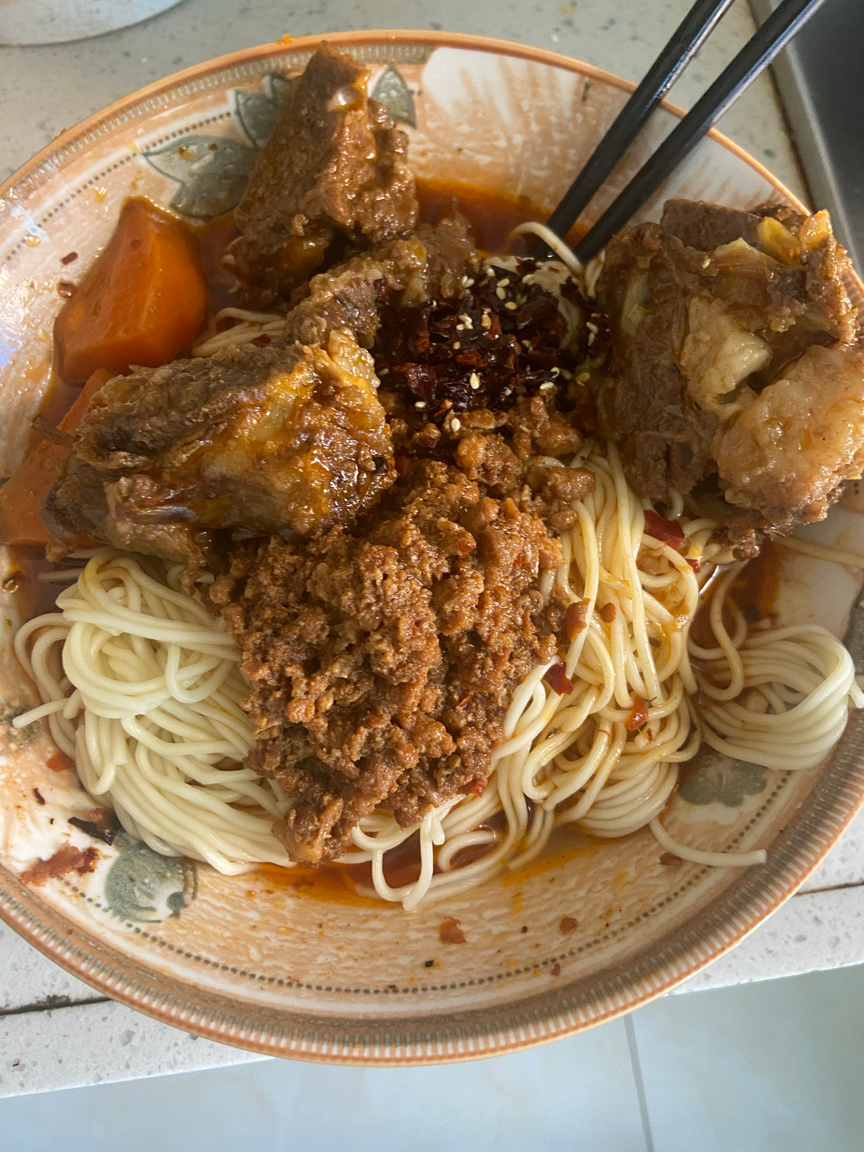 自己做的重庆小面 肉酱多多 牛排骨多多 牛骨汤多多 再来多多的花生米[干饭人][