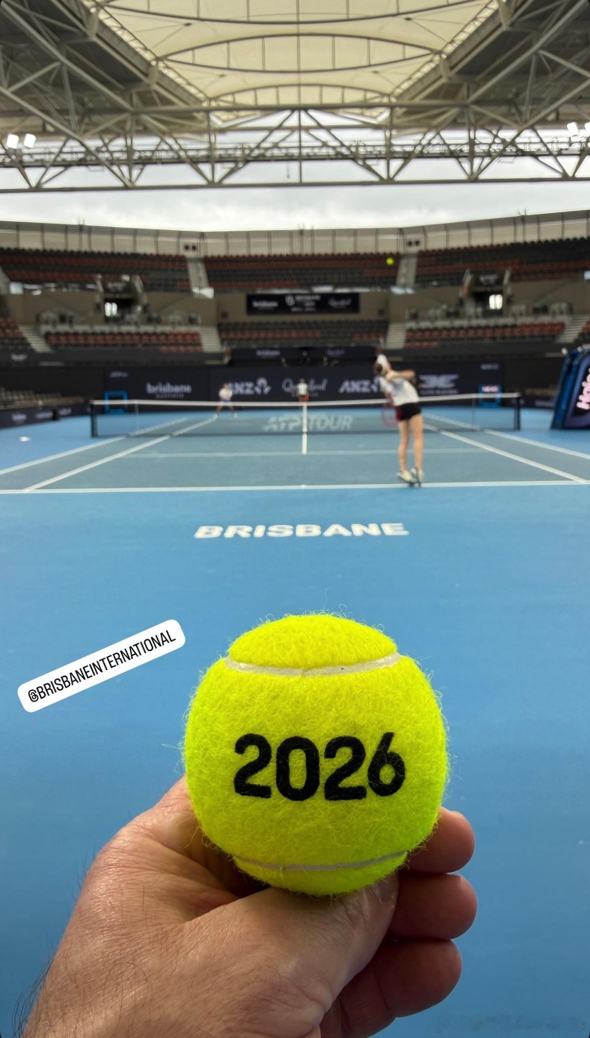 莱巴金娜！今日份布里斯班500赛训练🎾拍摄来自理疗师Stefan！Lena在2