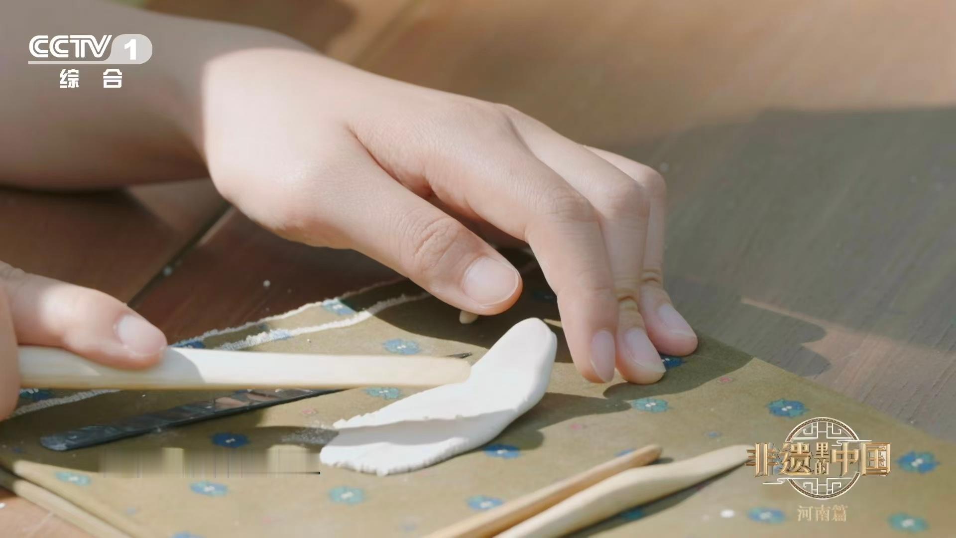 中国匠人让牡丹花开千年薄如蝉翼的瓷花瓣，承载非遗底蕴，花开千年依旧灵动动人中国匠