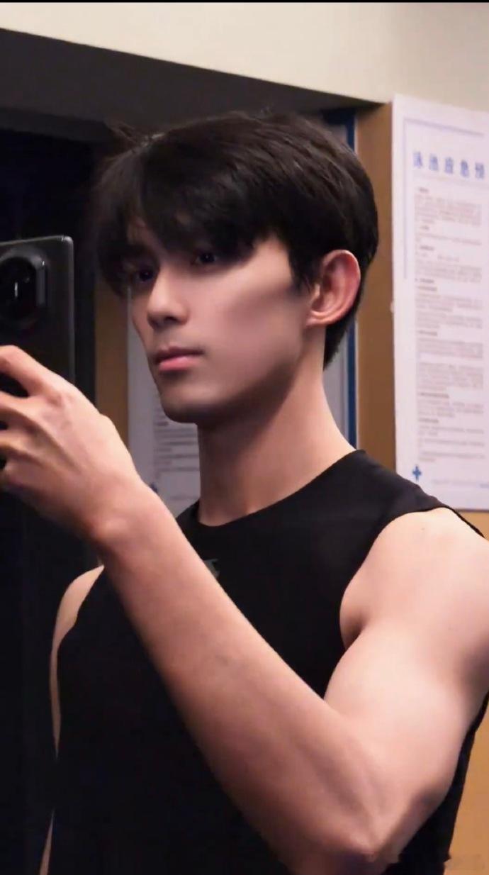 吴磊黑背心肌肉男吴磊健身身材很曼妙  吴磊黑背心肌肉男，吴磊健身身材很曼妙，谁懂