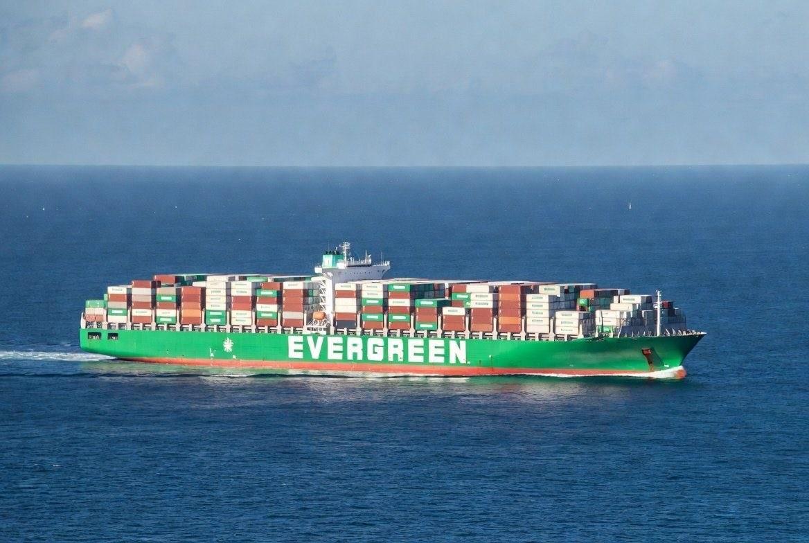 6月的阿曼湾突然不再宁静。一艘挂着新加坡国旗的大货轮“长丽轮”刚驶过阿曼海岸没多