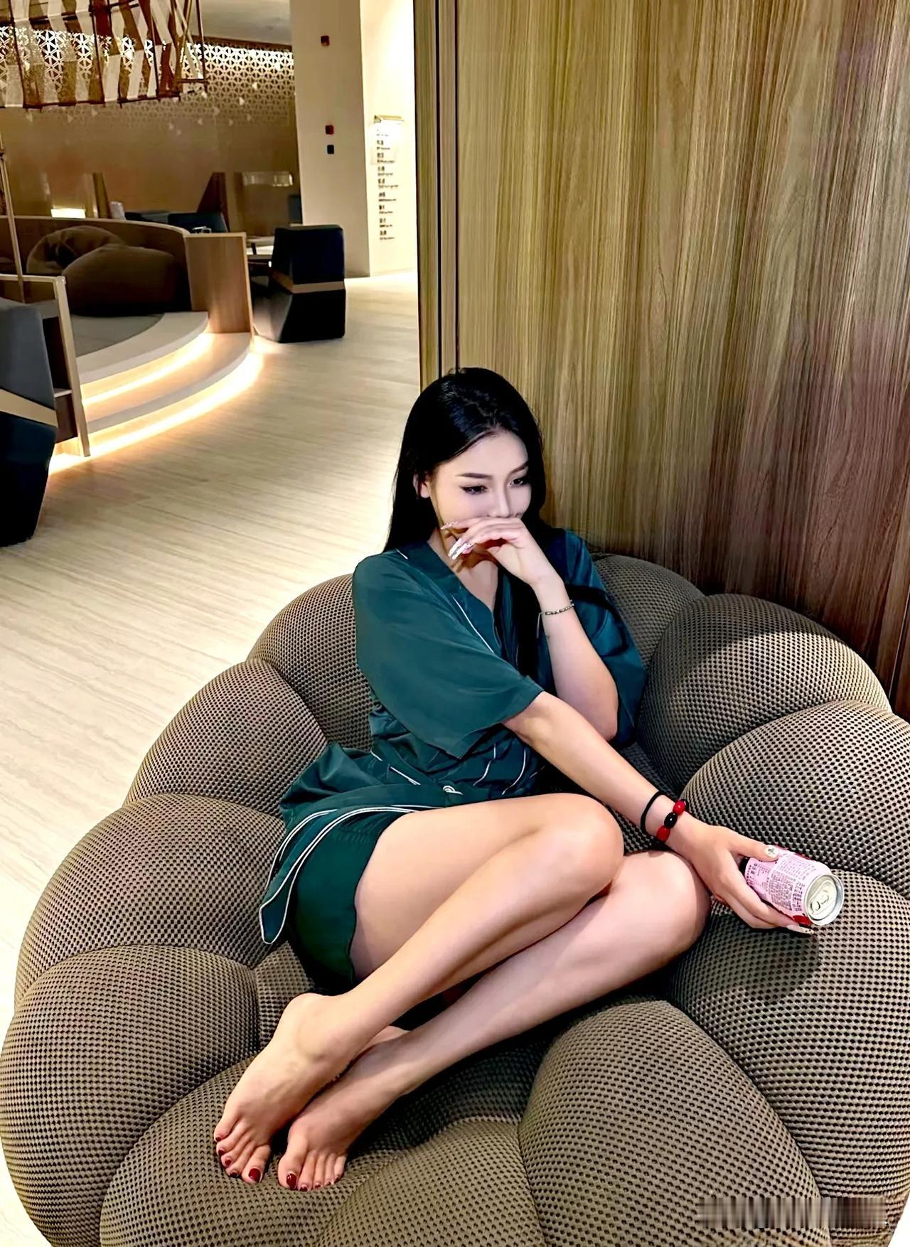 #夏日生活打卡季#佳人坐沙发，香艳如玫瑰。