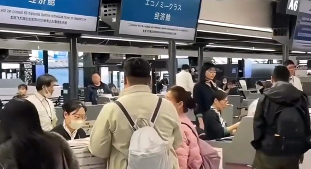 这些中国人不听劝跑去日本旅游，结果回不来了。

自从中日关系恶化后，外交部多次提