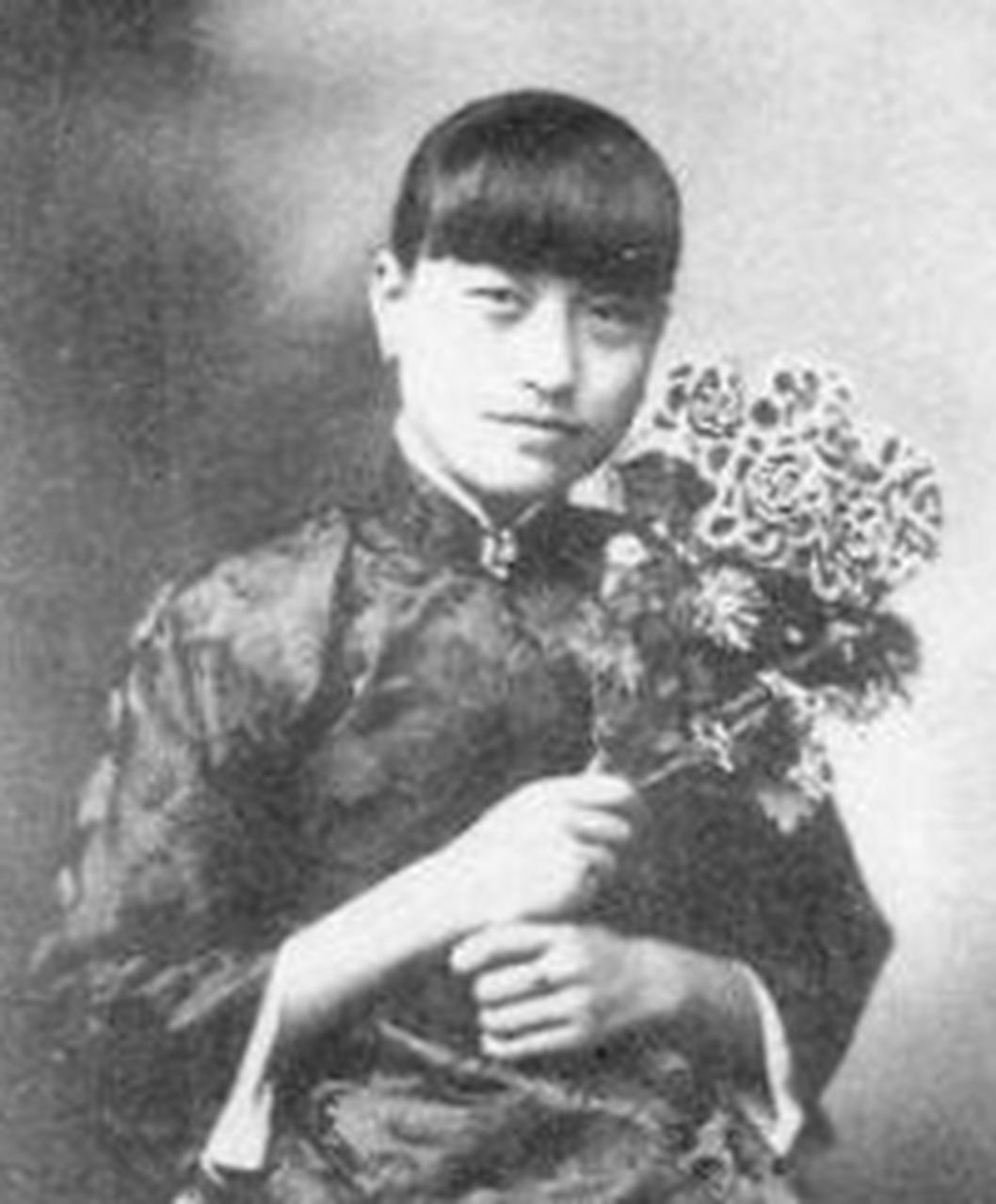 1911年，作为“细作姨娘”的姚冶诚正在为先生梳洗打扮，房间里突然窜进来一位男子