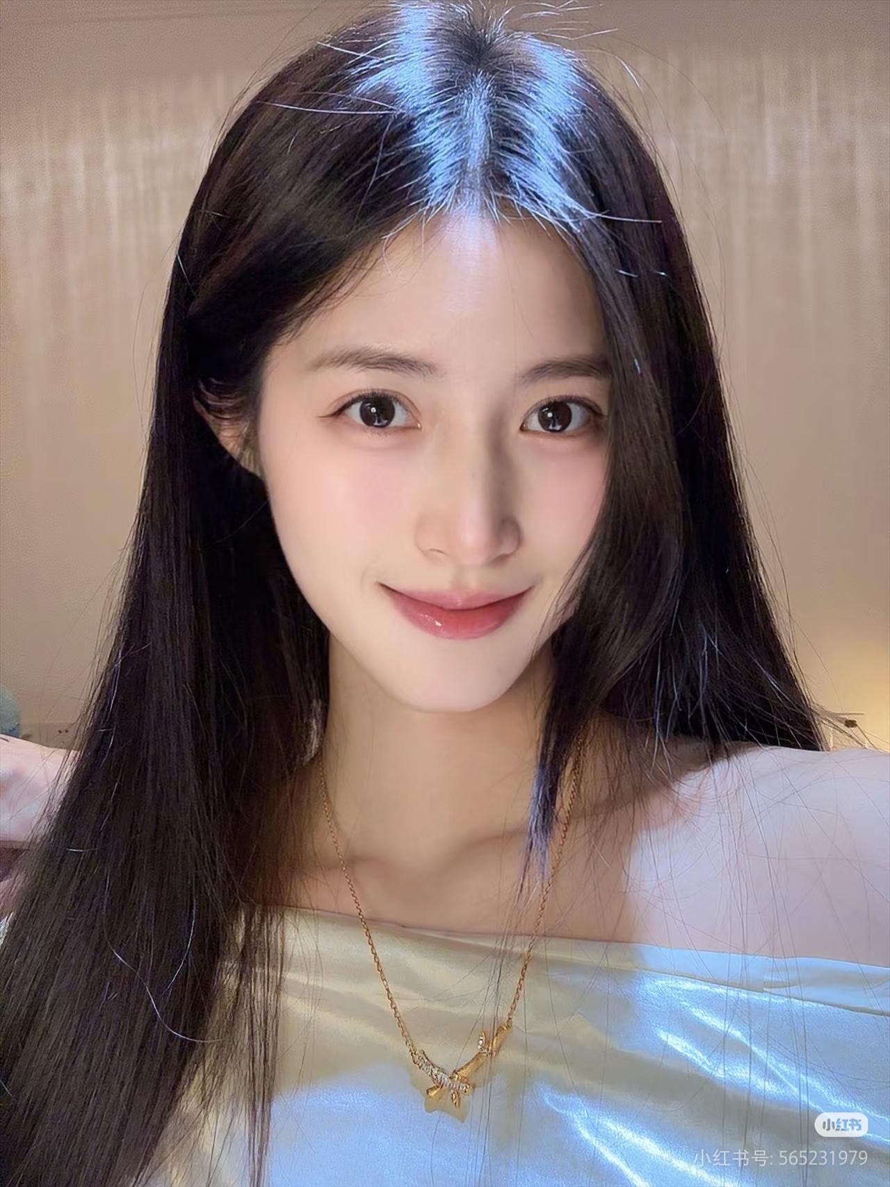 赠佳人 
青丝如瀑落肩柔，笑靥轻开映眼眸。
玉腕竹环凝雅韵，金链垂胸缀清遒。
素