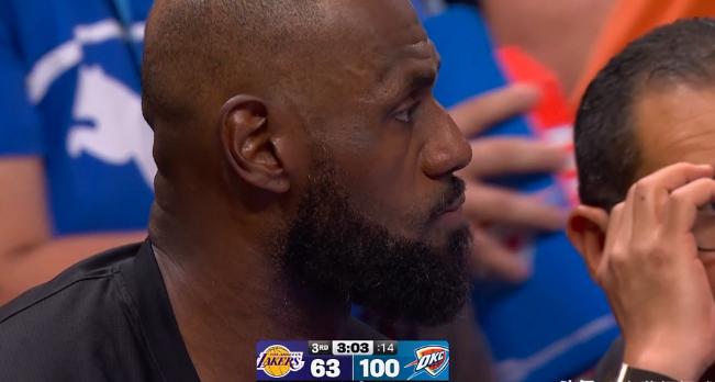湖人巨星詹姆斯真是太让人心碎了！在昨天湖人客场挑战雷霆的比赛中，当时比赛进行到了