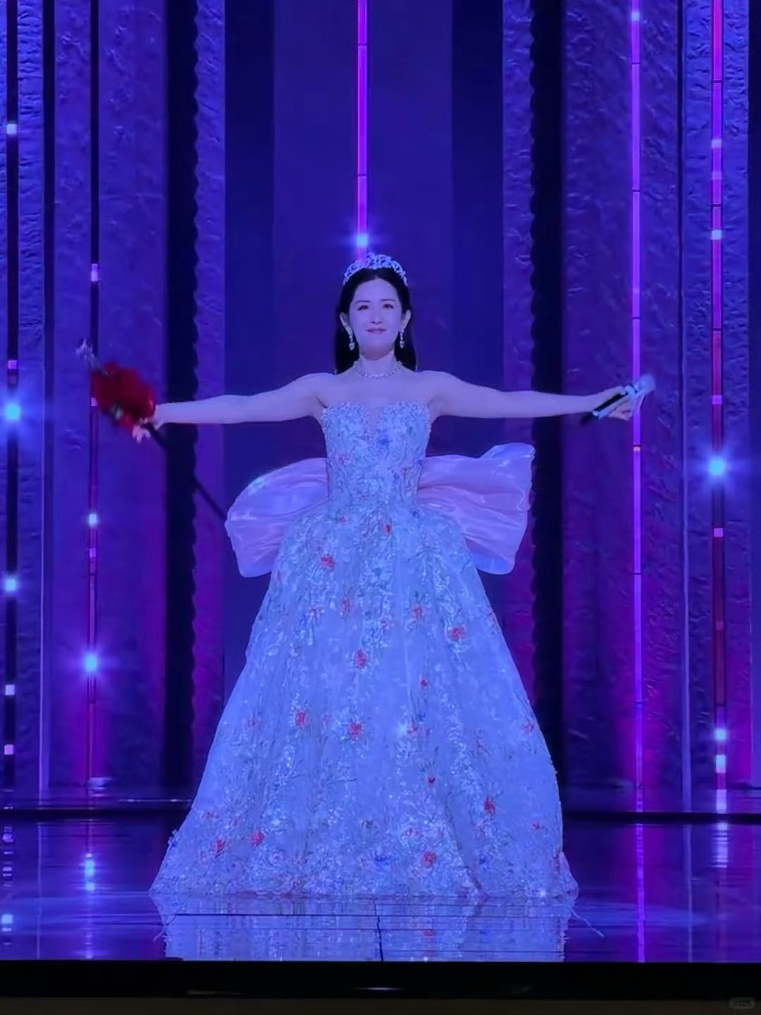 谢娜叫乌兰图雅小图雅也太亲切了吧！姐姐们的互动好甜，乘风舞台氛围感拉满✨谢娜叫乌