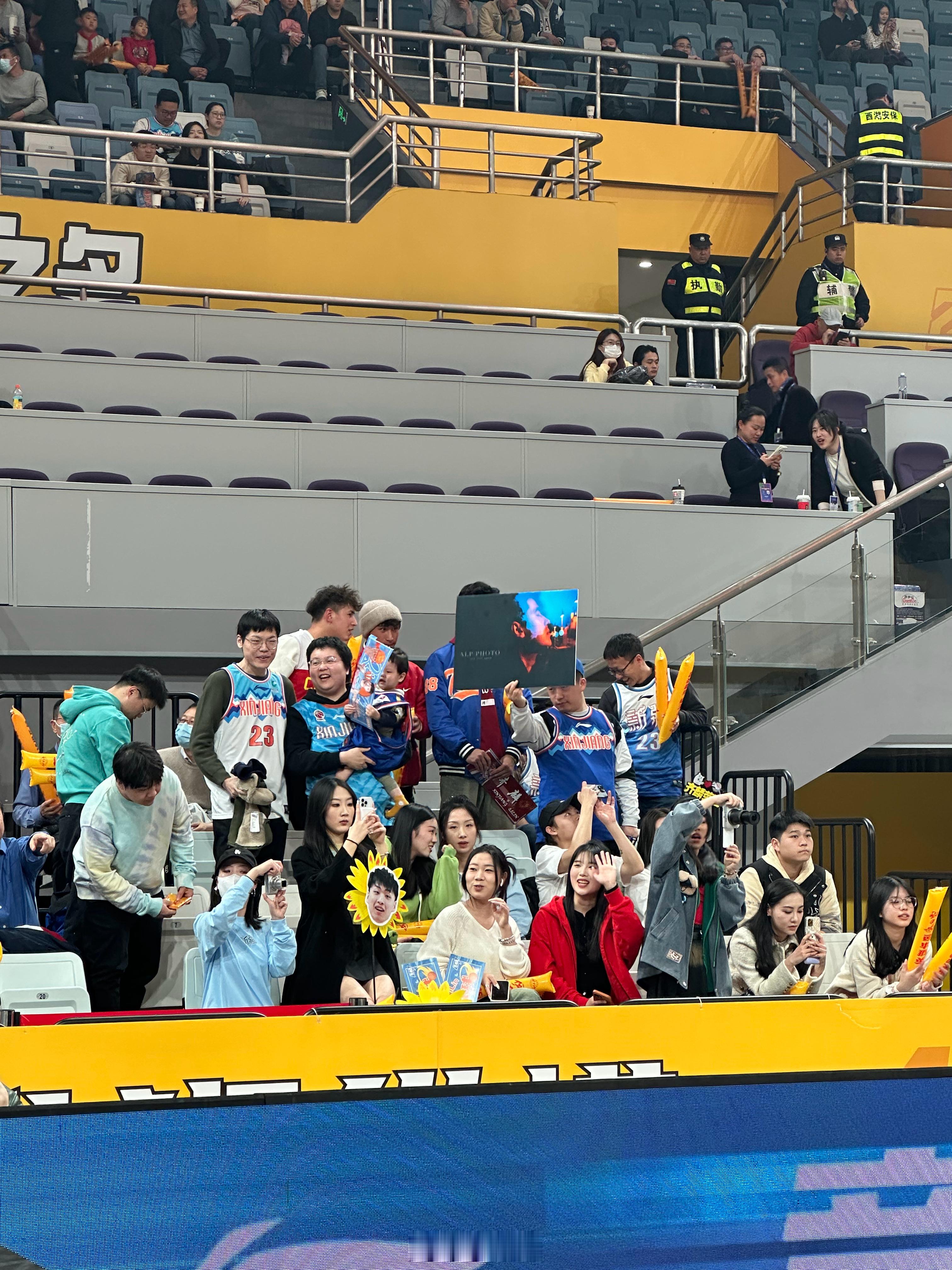 哇！观众席上满眼的新疆队服！#cba炫时刻##新疆男篮##小卢篮球世界#  ​​