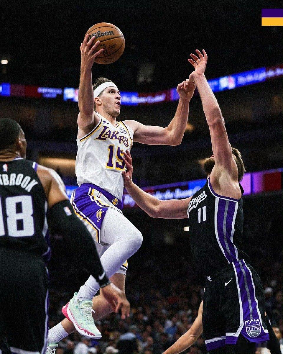 赛季前四场，里夫斯合计砍下143分，和亚历山大并列联盟第一 ​​​