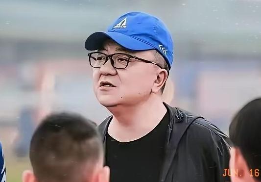 董路与孙臣曦家长反目事件始末：
 董路的小将孙臣曦，其与董路及中国足球小将团队从