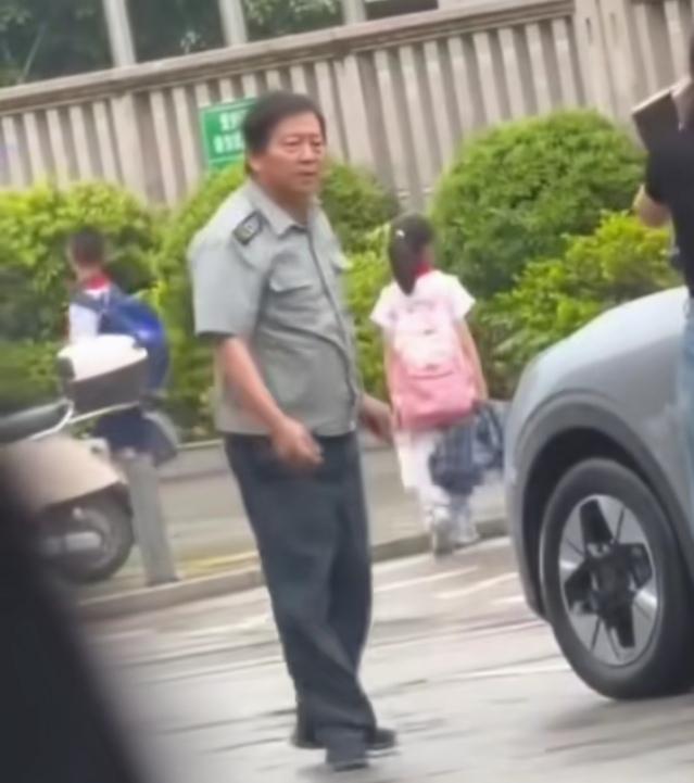我们有相由心生的说法，看掌掴保安的这张脸，不是善良之辈！……