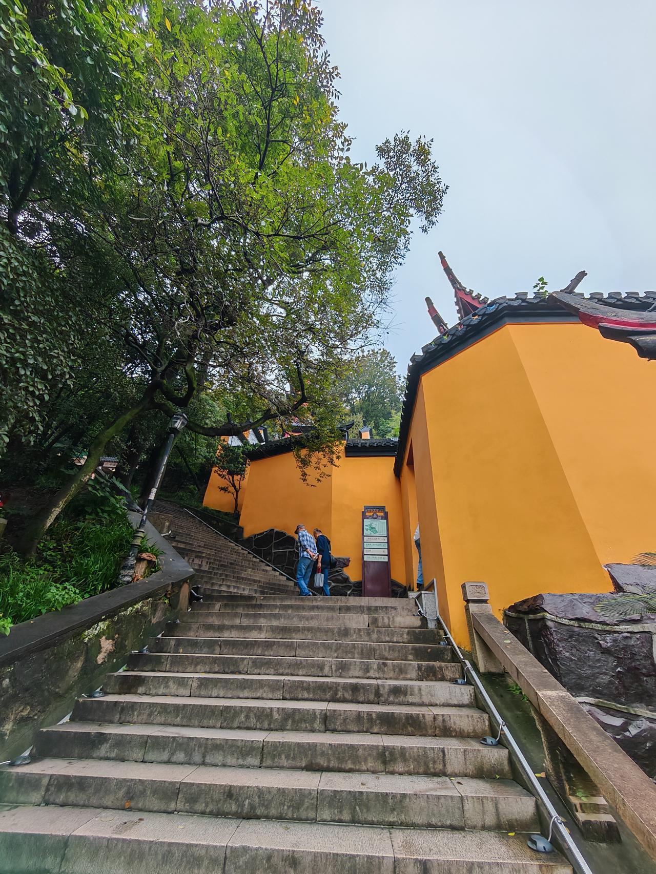 南通｜狼山
一半古寺禅意，一半长江清风。登临江海第一山，愿所求皆如愿，所行皆坦途