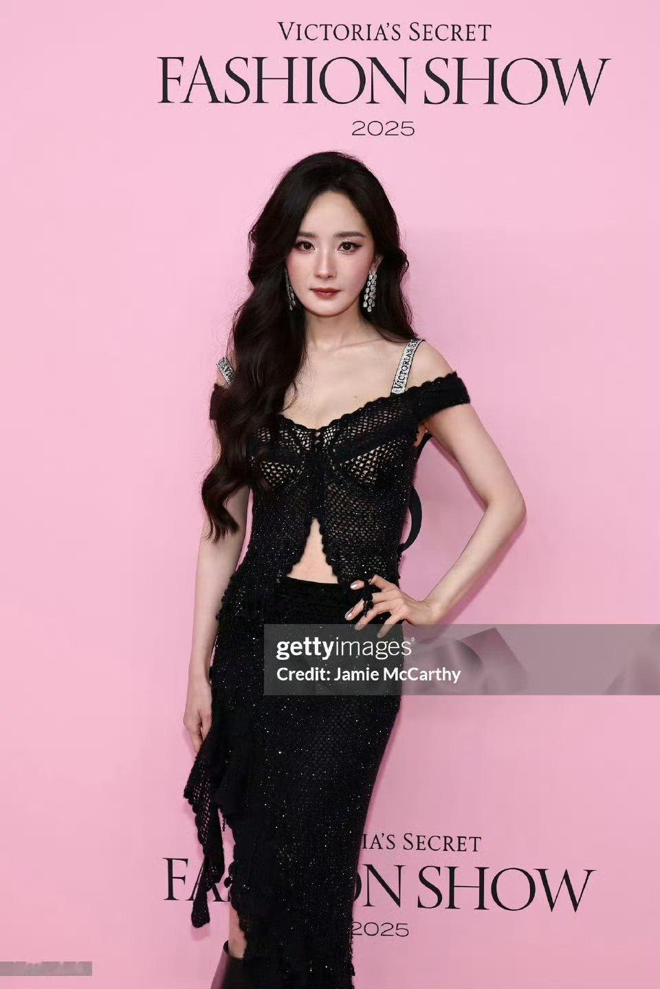 杨幂维密粉毯g社生图，状态好到爆，稳稳扛住外媒镜头[yeah]85花好能打 ​ 