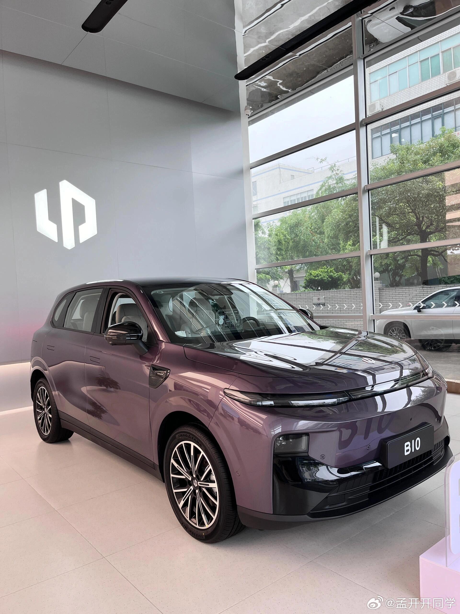 零跑B10🚗空间宽敞又灵活车内空间宽敞，2735mm的轴距，得房率高达87.4