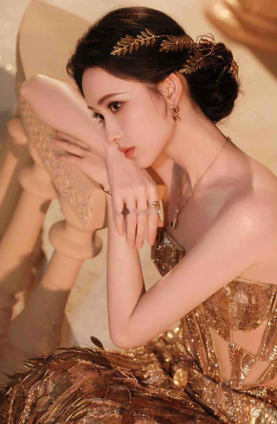 孟子义选择了一袭流光溢彩的金色礼服，头戴金色橄榄叶头饰，宛若古希腊女神穿越而来，