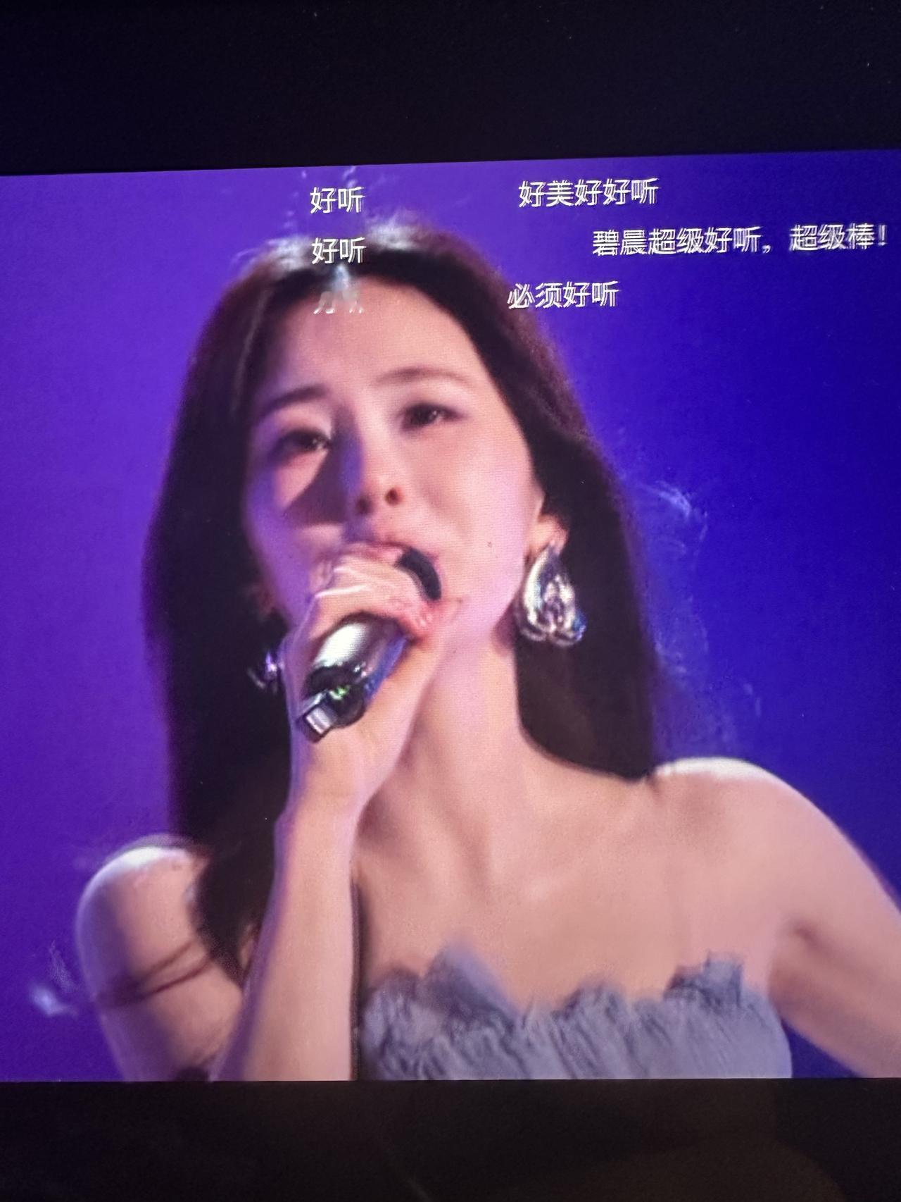 我觉得张碧晨还可以留一期。
今晚张碧晨的舞台一出来，就是满满的OST味，瞬间就进