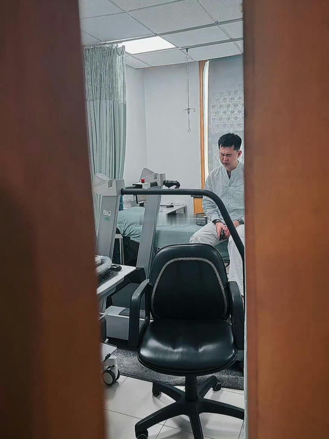 巴扎黑这是又住院了吗？爱到最后全是伤痛 