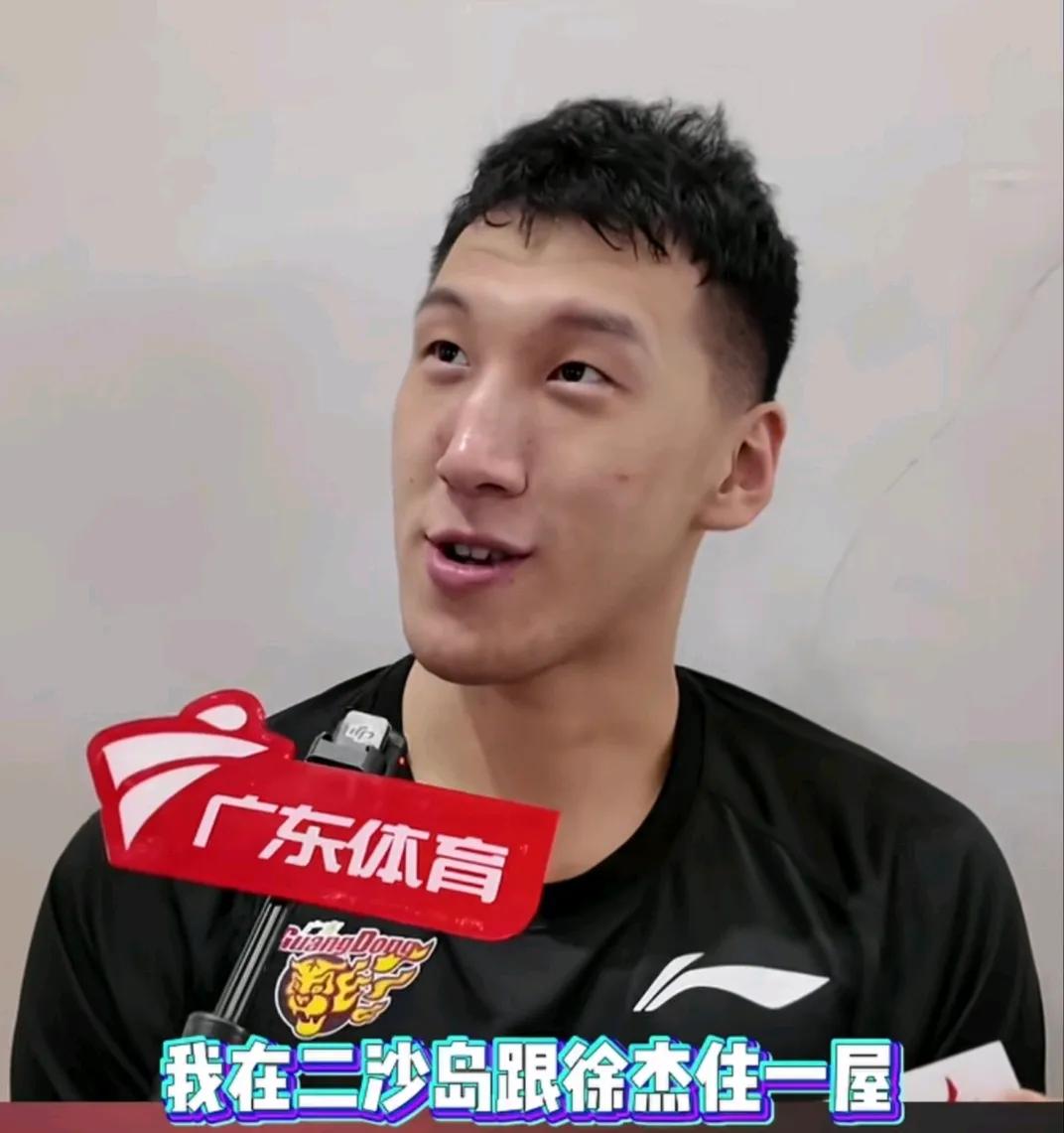 杜润旺做为大个子，其三分命中率非常高，接球即能投，这是他的强项，也是所有教练喜欢