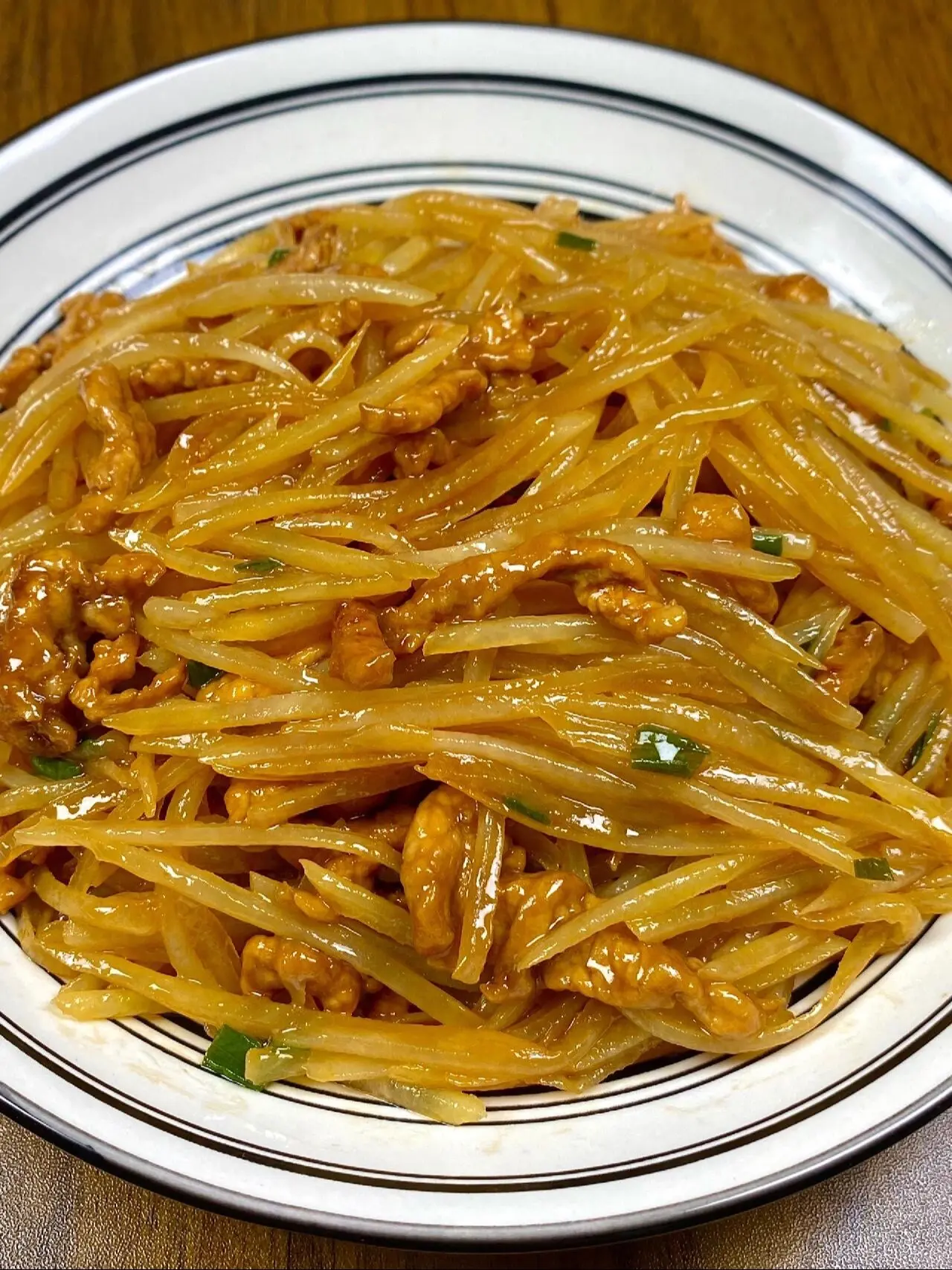 我妈做了一辈子的菜，真的很好吃。士豆丝炒肉！！！巨巨巨下饭，就这道菜今晚又多吃了两大碗米饭今土豆丝炒得脆脆的，搭配嫩滑的肉丝嘎嘎香
🥣食材：土豆、瘦肉、葱
做法如图所示
赶快去试试吧
