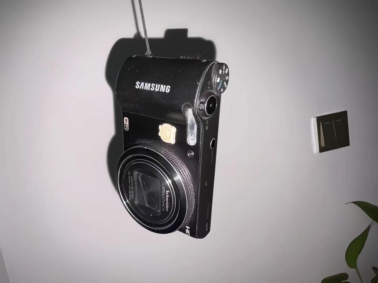 当我打开已经落灰的老相机 回忆如潮水般涌来我甚至闻到了晚自习空气中夏天的味道，听