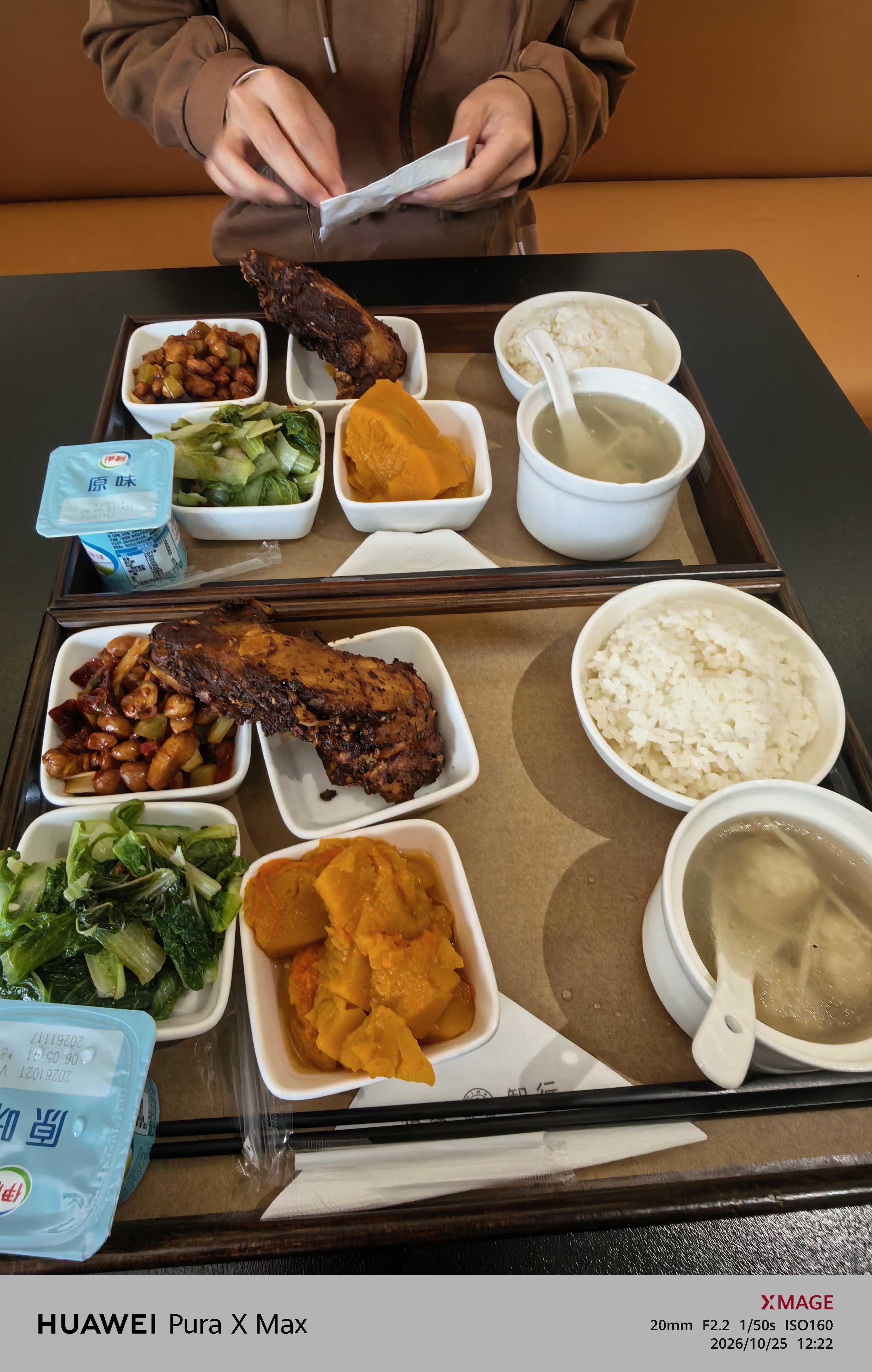 今天去了趟鸿蒙智行大饭店，有阵子没来，这伙食可以啊～而且还问我要不要充电、洗车，