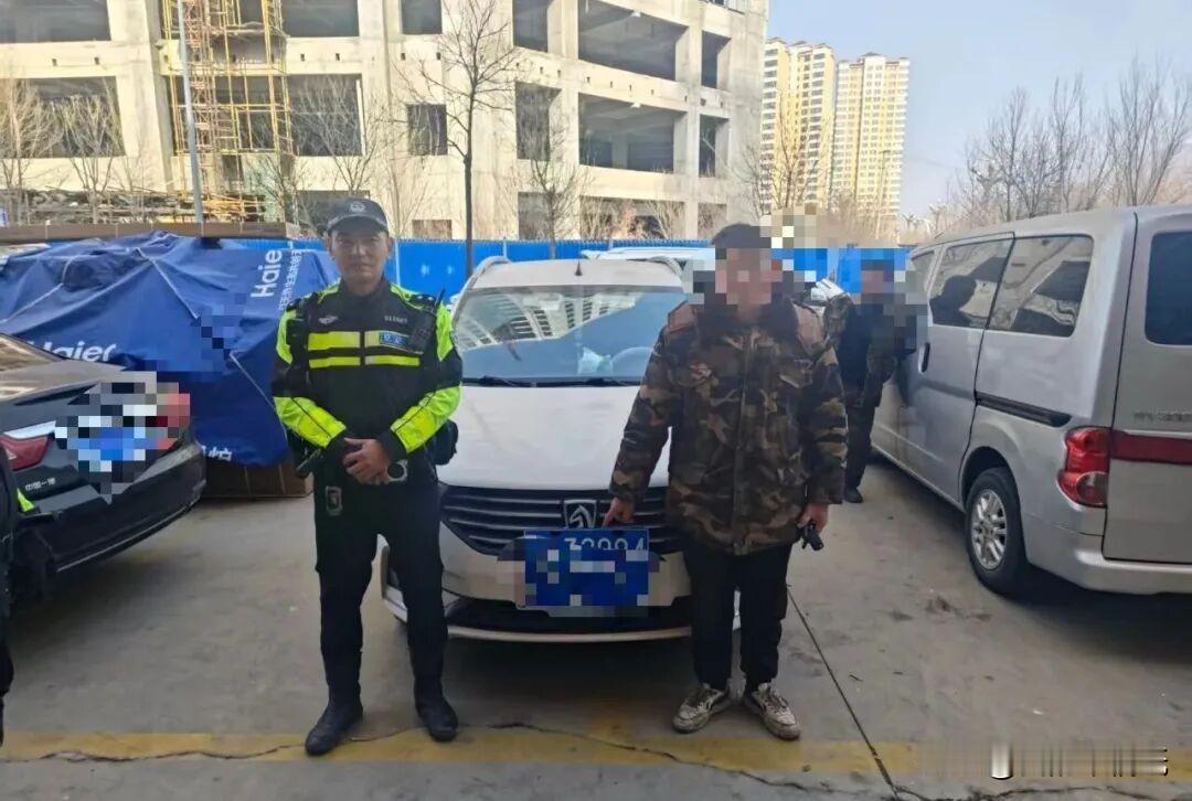 西宁这个男子“本事”大，竟在家中自行打印了一副伪造的车牌，粘在真车牌上，以此出入