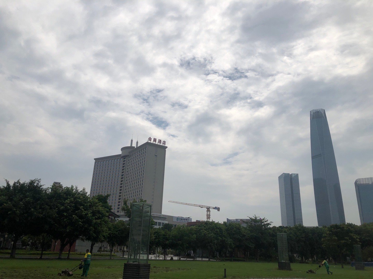 【什么是工作？】这个月正式工作，半小时，离开酒店回家。曾有好心人劝我，老何看你一
