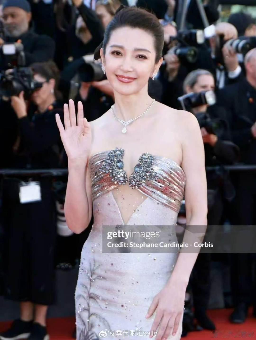 李冰冰戛纳红毯G社生图哦莫！！ 