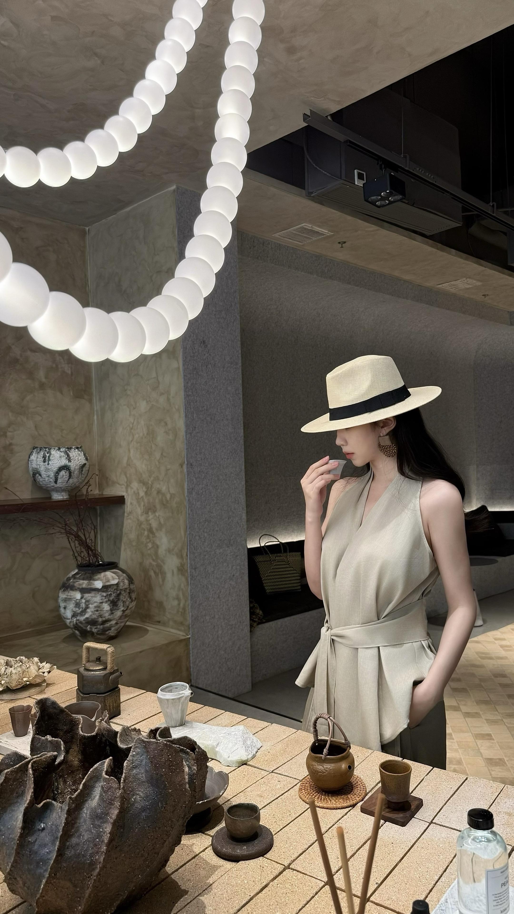 她身上有股木质香。