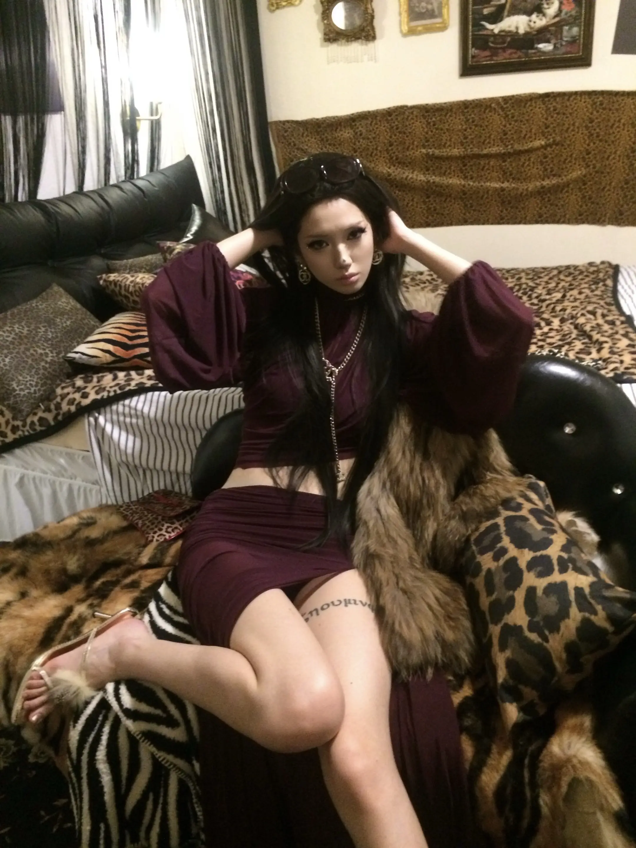 闯入VK夫妇的房间。