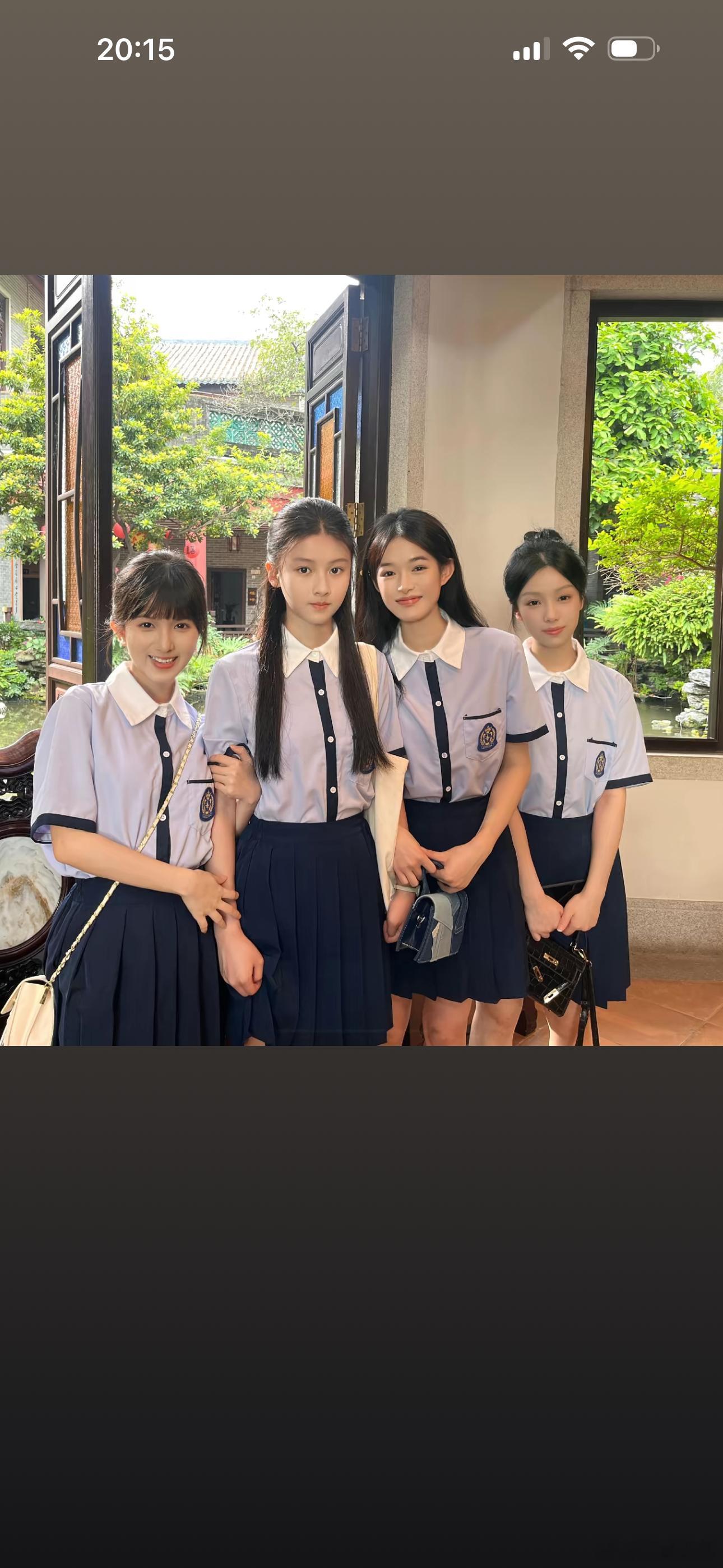 就算不认识左二是谁，也能看出的明星相，主角感 