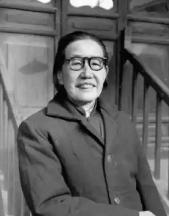 1937年，一位女红军在牧民家中诞下一子。当马家军搜捕时，她正给孩子喂奶，危急关