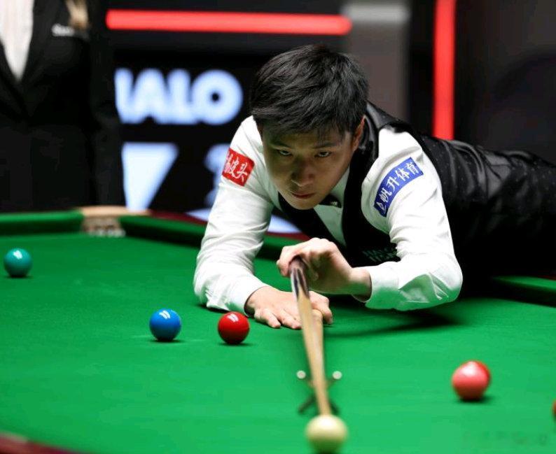 赵心童世锦赛收获开门红 赵心童世锦赛开门红：10-7力克海菲尔德，三杆破百晋级1