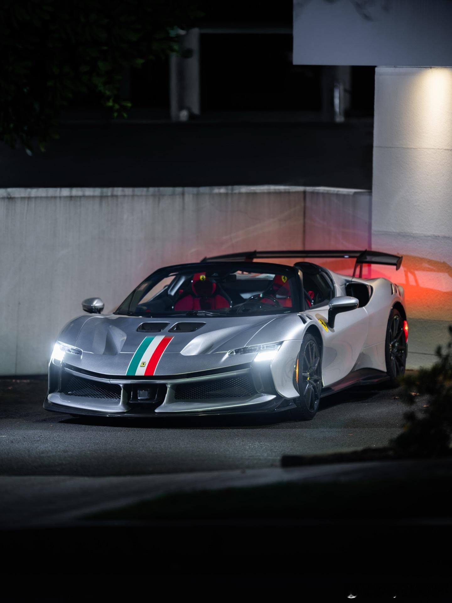 外观配色可能是Sanusilver，搭配逐渐消失的意大利赛车拉花，这种拉花会在前