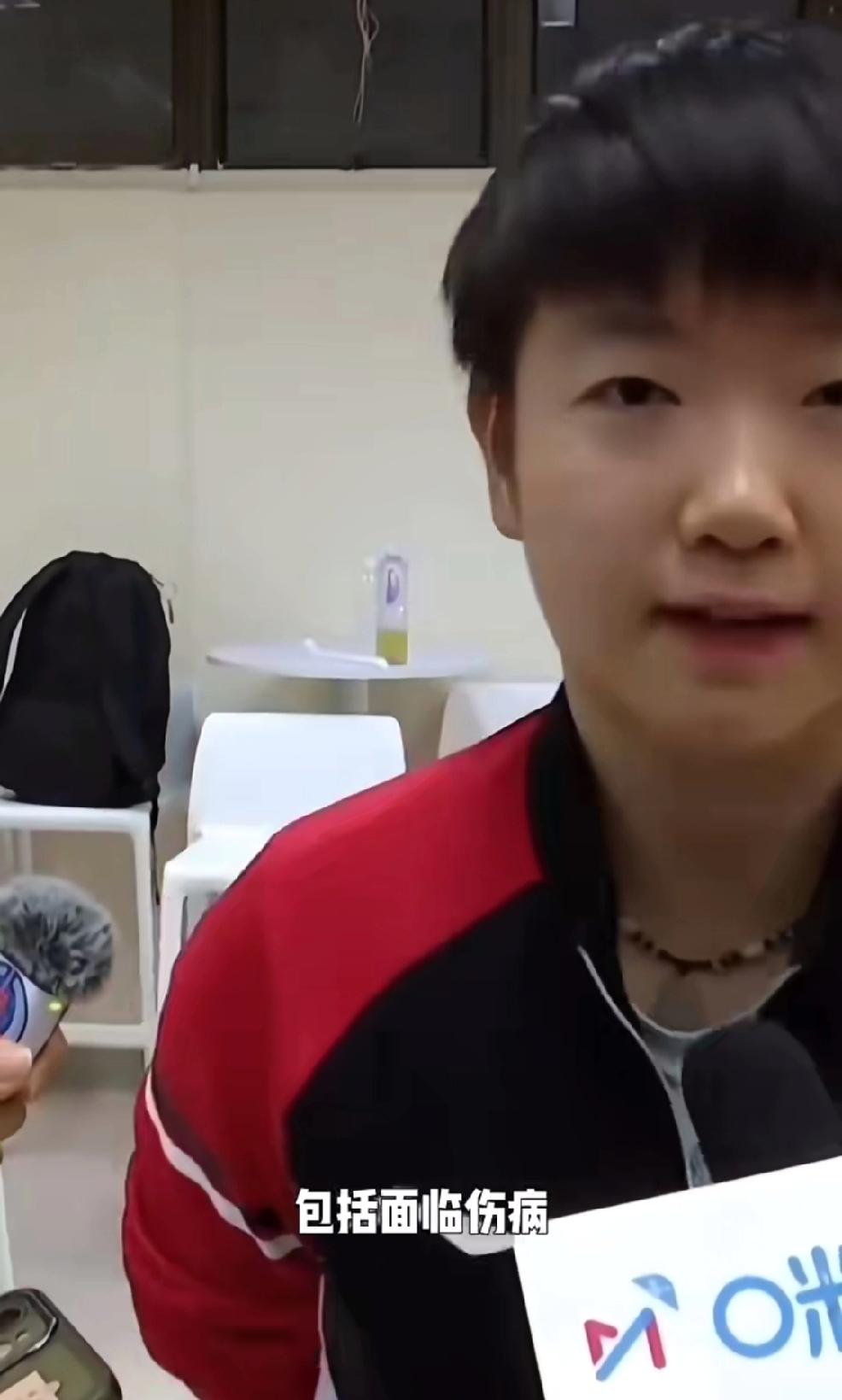 昨晚孙颖莎在台上领奖，
台下袁队医拿着冰袋站在边上等莎莎，旁边还有肖战指导。
后