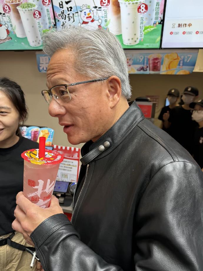 企业家自由活动时间，老黄又换上了他的皮衣，去喝蜜雪冰城了，这散热性能真的一绝。 