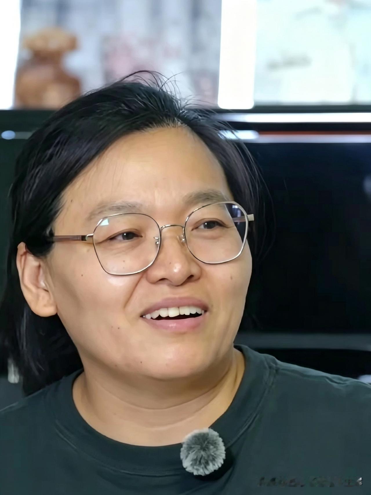 她是13岁泳将于子迪的妈妈刘慧，清秀文静，为女儿倾尽所有。
她辞去工作，每天12