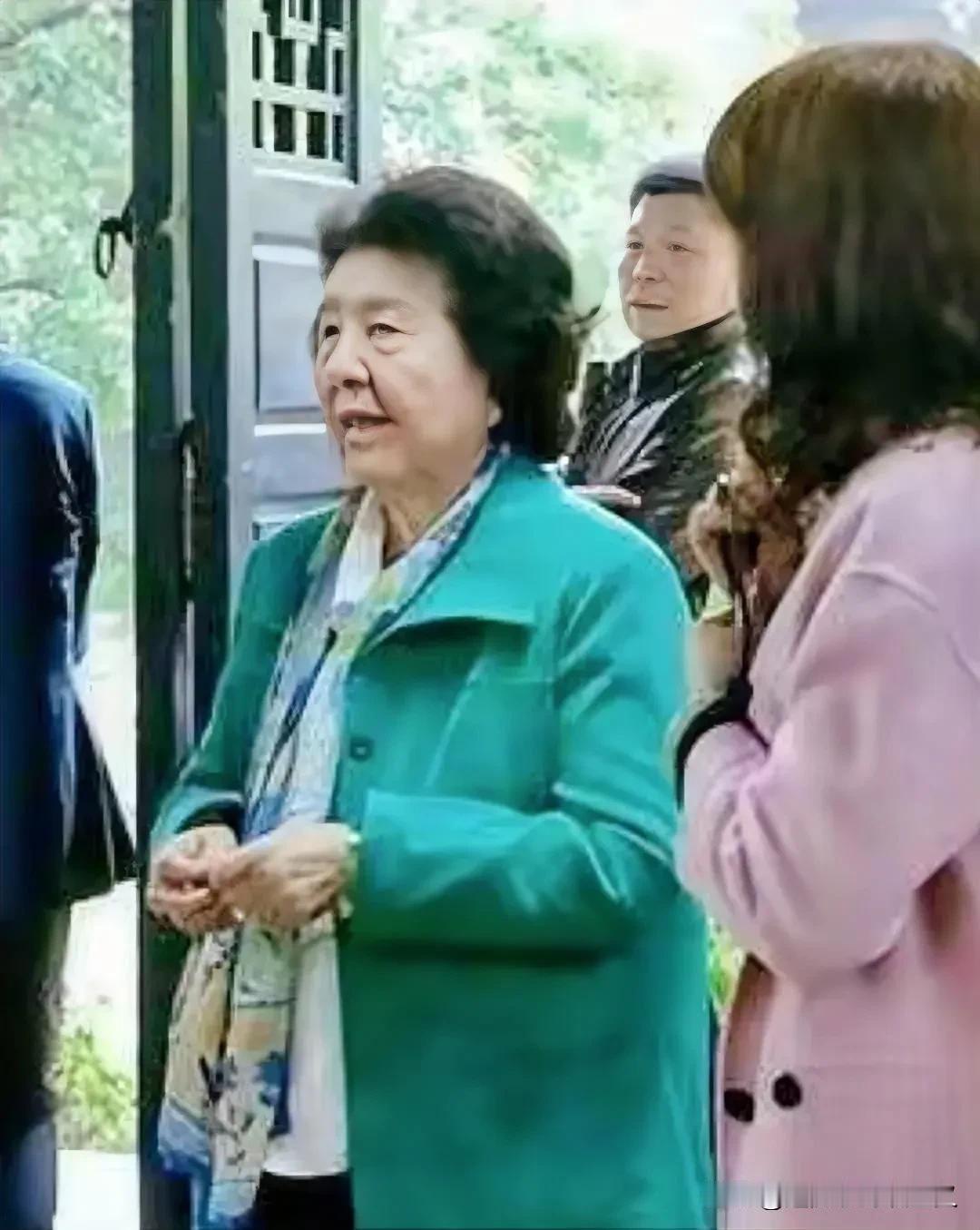 这位慈祥的老人是谁？大家认识她吗？江西人对这位老人家肯定很熟悉，如果叫出她的名字