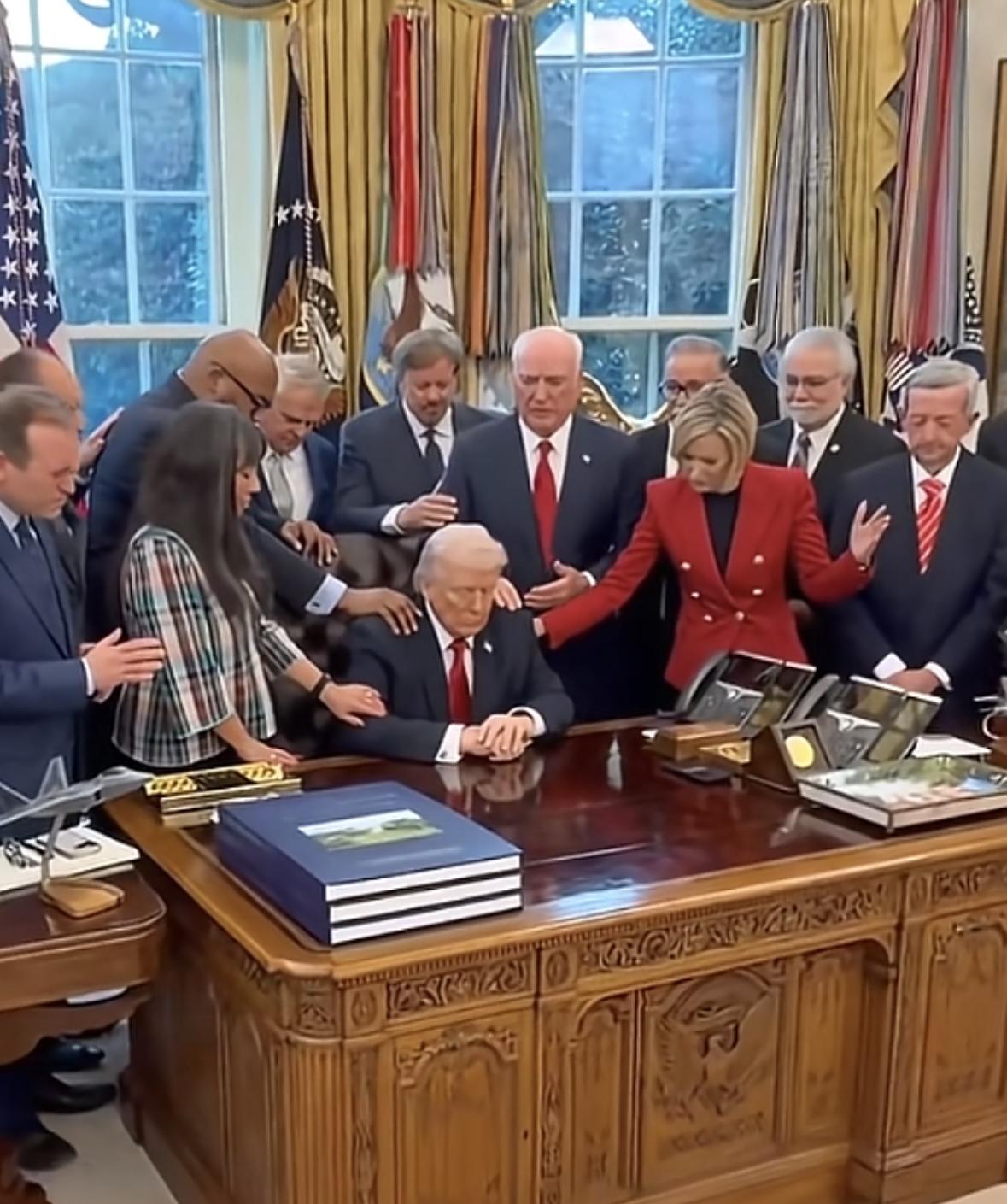 这仗打得是越来越抽象了。

老特这是没辙了吗？直接找来几个牧师现场给他传递“神的