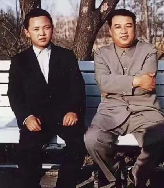 王铎：爷爷与孙子在一起
一个好爷爷，一个好孙子。爷爷叫金日成，孙子呢？