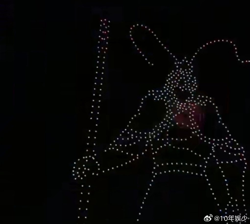 山西用600架无人机点亮黑悟空太牛了，600架无人机如闪耀的精灵，在夜空中穿梭起