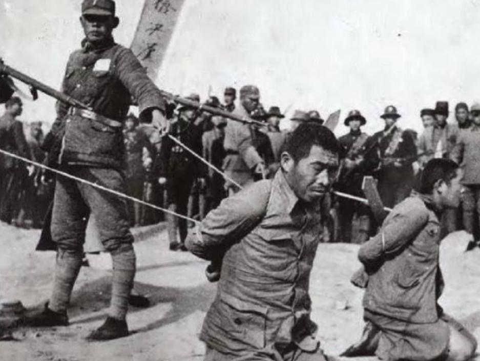 1946 年 8 月，大汉奸万里浪被枪决后，家人在收殓时，却发现这不是万里浪尸体