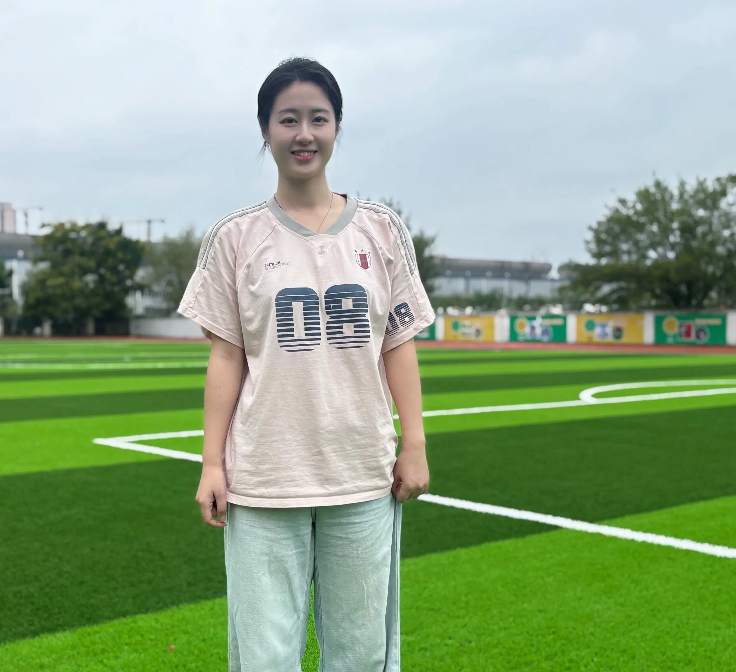 我牵着崽崽的手走向崭新的操场，告诉他校园的操场翻新了。他瞪大双眼，惊叹...