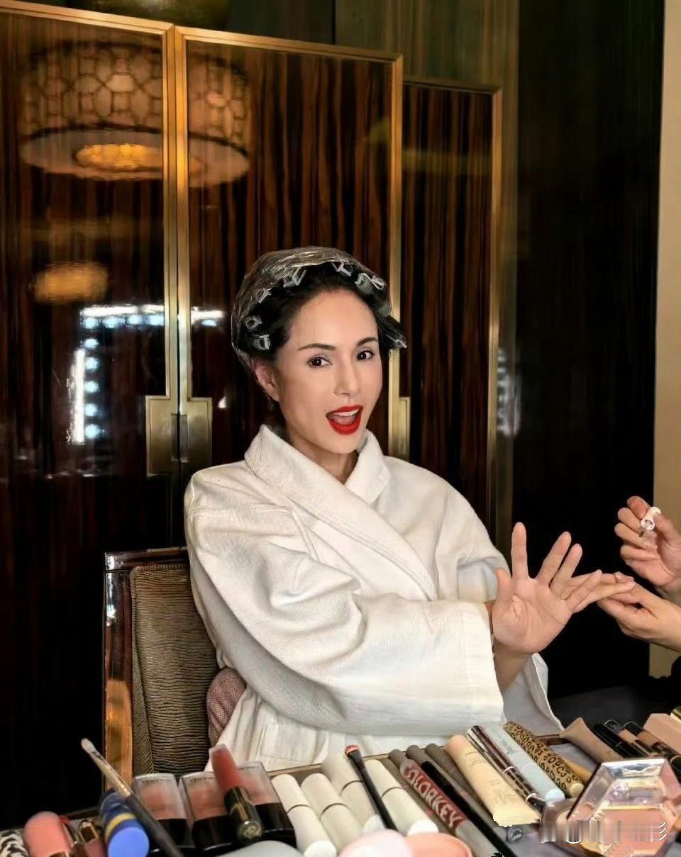 看到李若彤面前这密密麻麻的化妆品，不得不承认，女人到了一定岁数，保养起来不仅费时