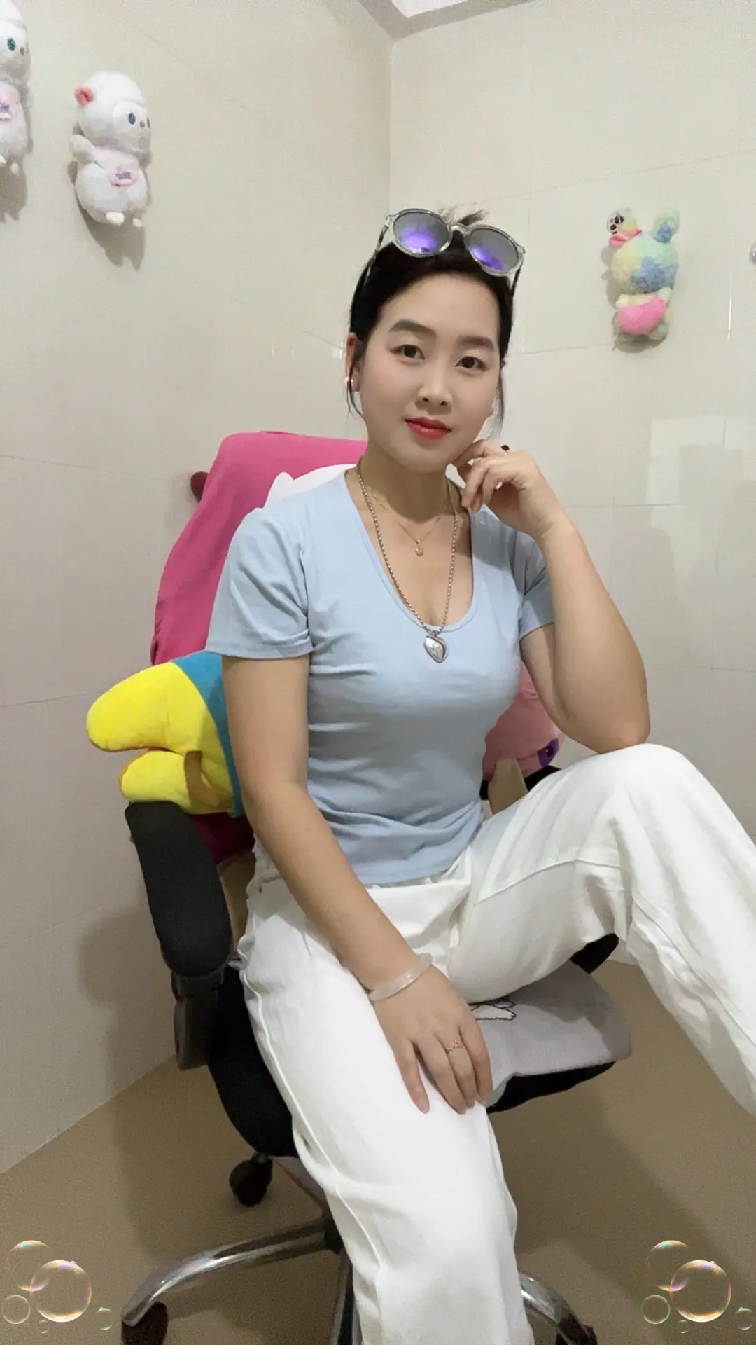 男人最大的底牌是妻子，一个男人那怕一无所有，有家回，有人念，就是最大的...
