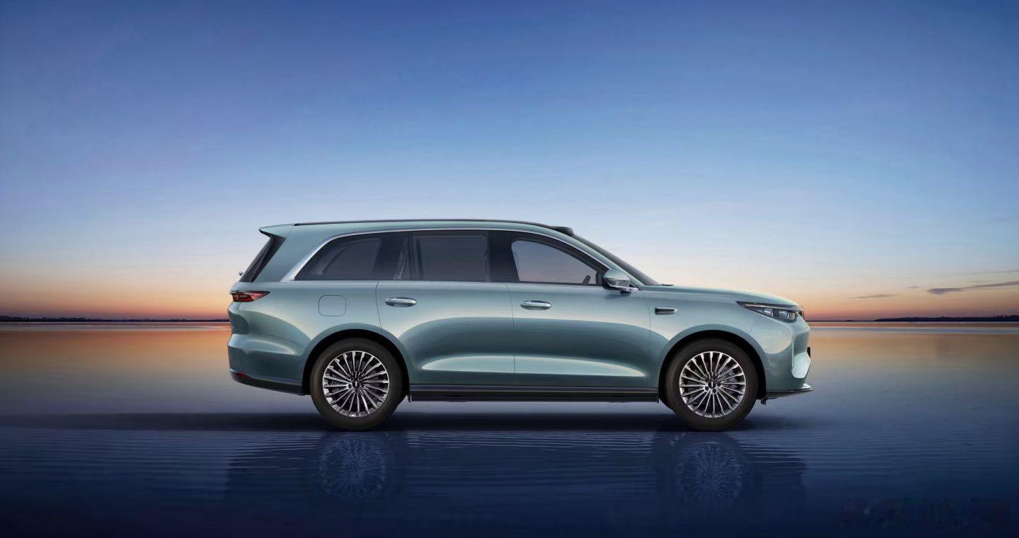 魏牌V9X，AI豪华六座旗舰，以一车双尺寸，打破商务与家用的边界。3150mm轴