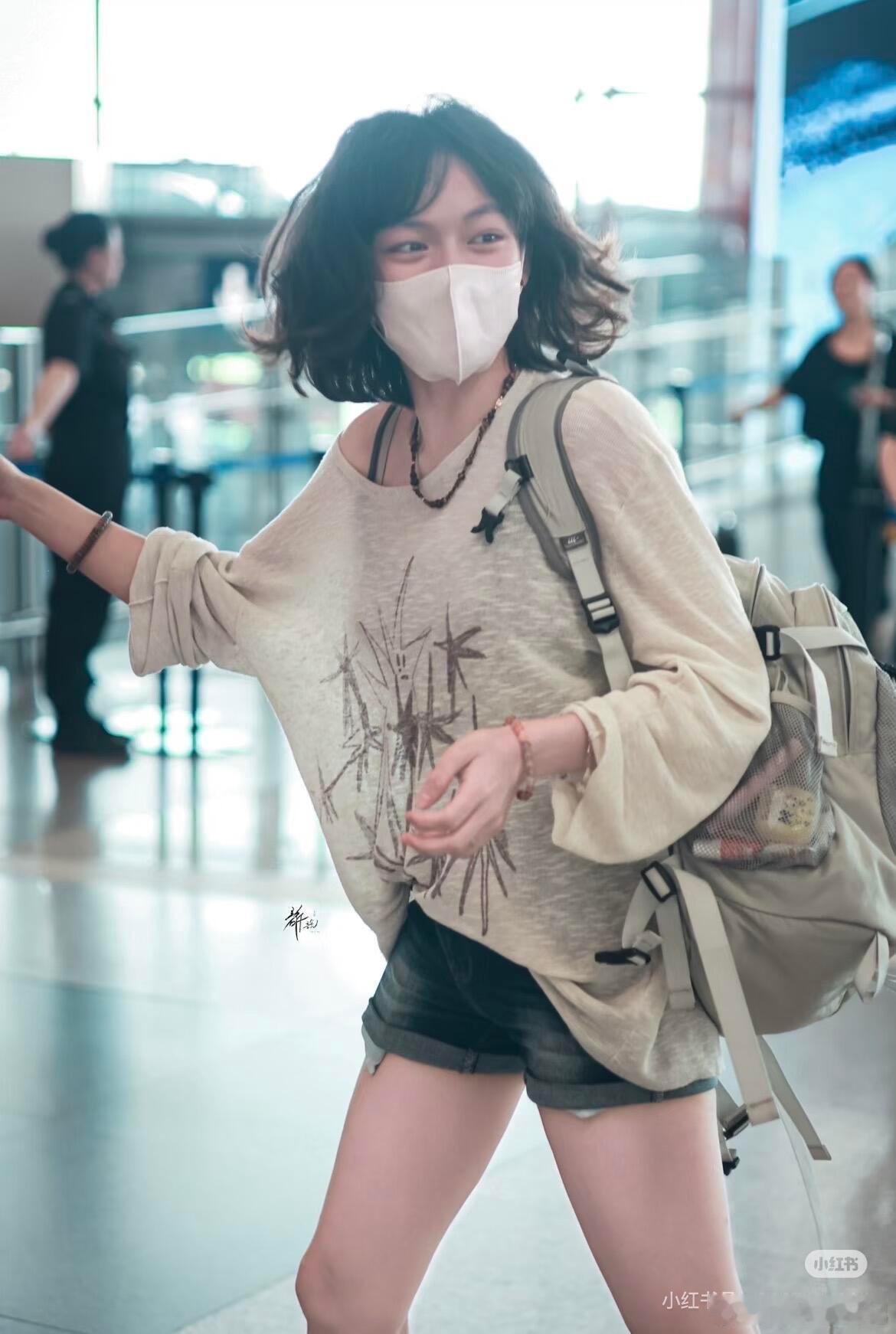 倪虹洁也不端前辈架子，接梗接得比谁都快，俩人互怼的样子跟戏里那对对抗路母女简直一