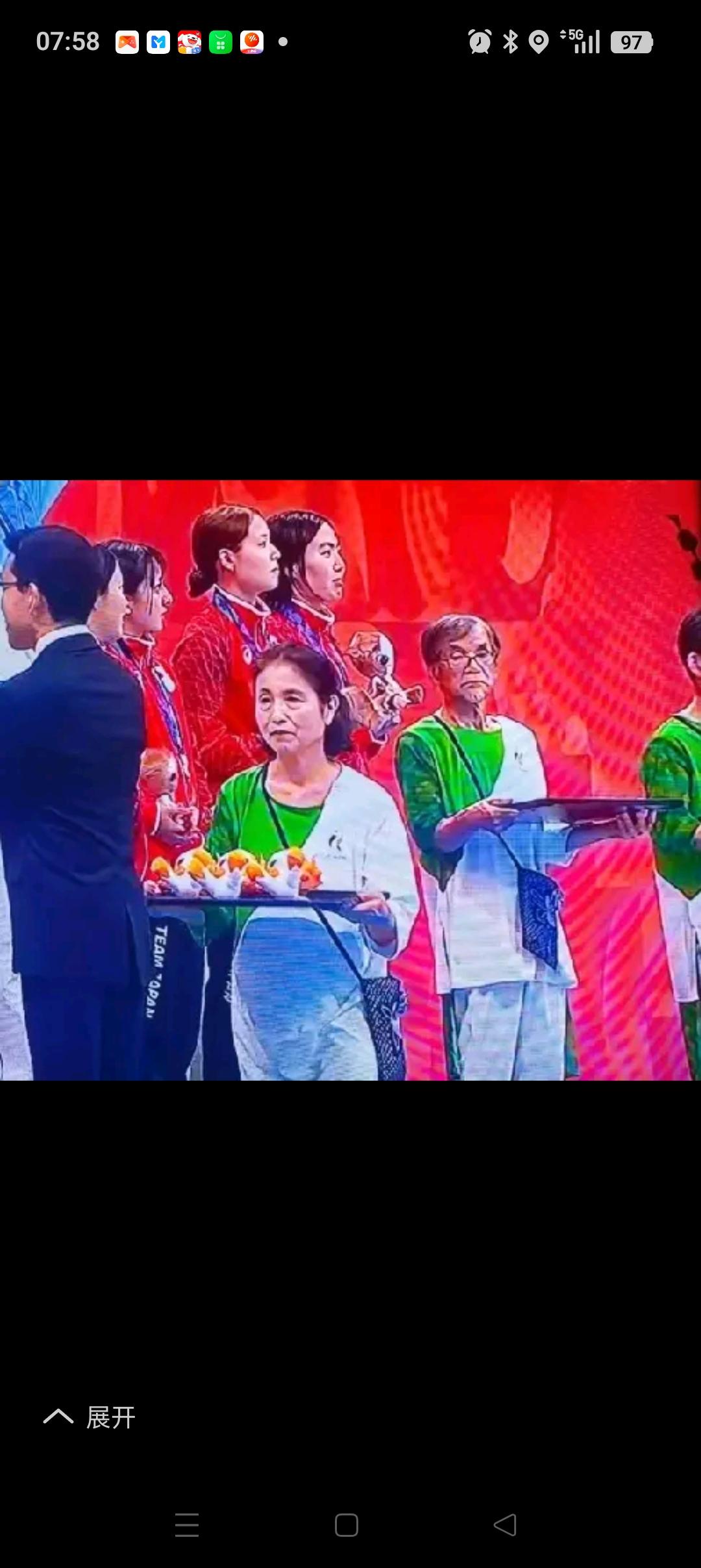 日本亚运会颁奖礼仪，
我发现了一个有意思的细节！
那就是组委会把礼仪小姐姐换成了