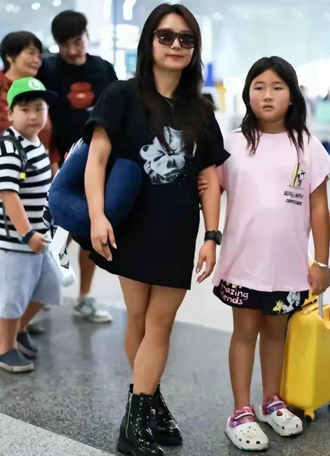 何洁呀何洁
这么热的天气
你穿这种短靴真的不热吗
我光看着都觉得很热
不过，何洁