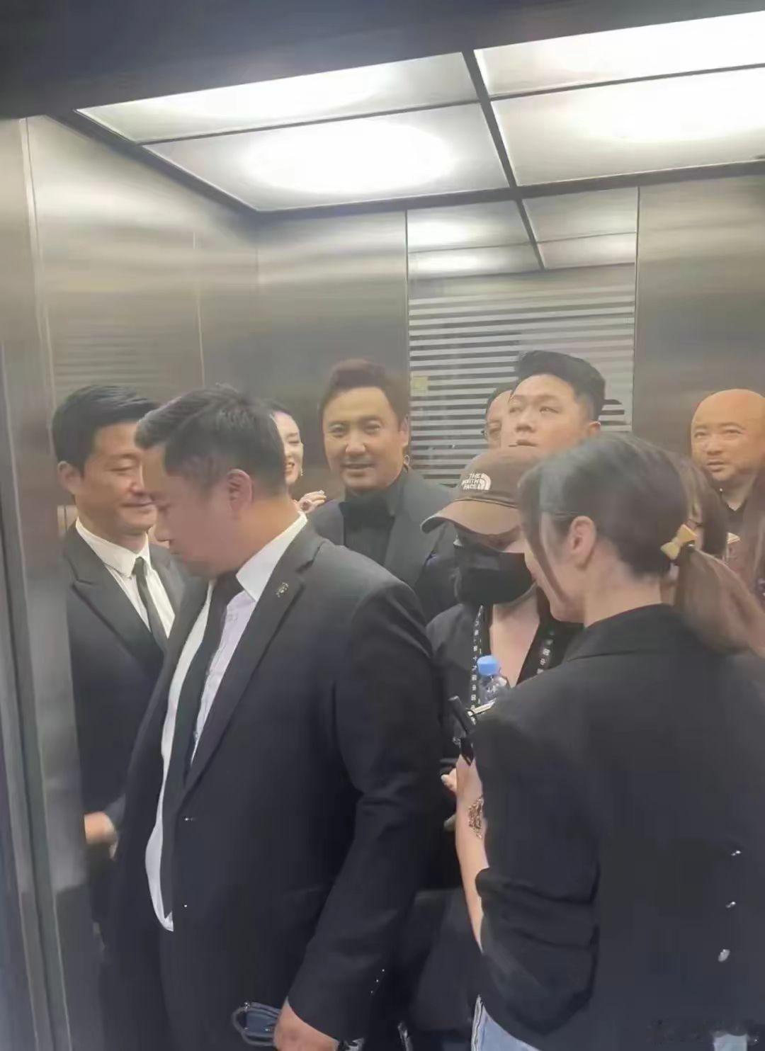 如果你进这部电梯，会说些什么？ ​​​